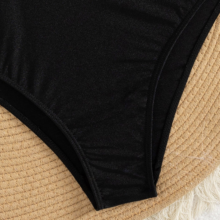 Dame én-delt badedragt med kreativt cut-out og elegant design Stilla