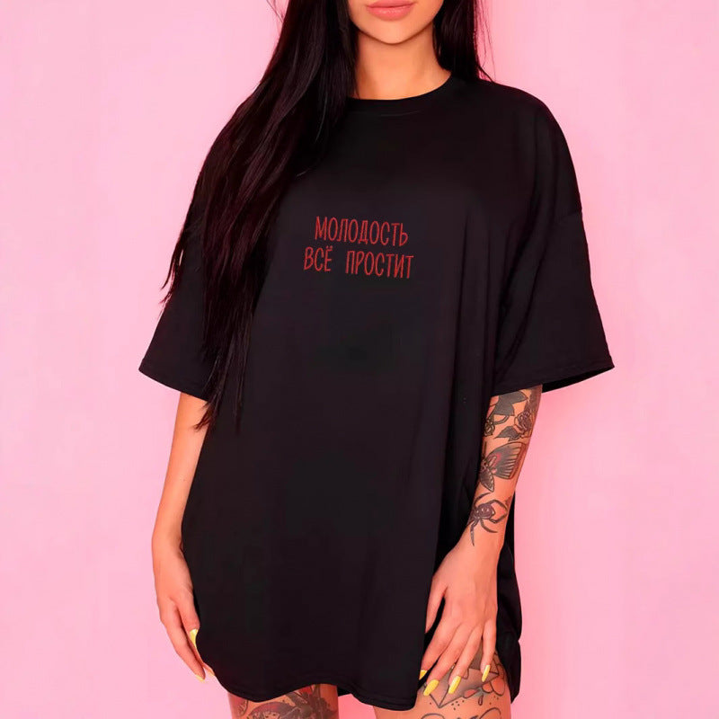 Dame afslappet T-shirt med kunstnerisk skrift og oversized pasform Stilla