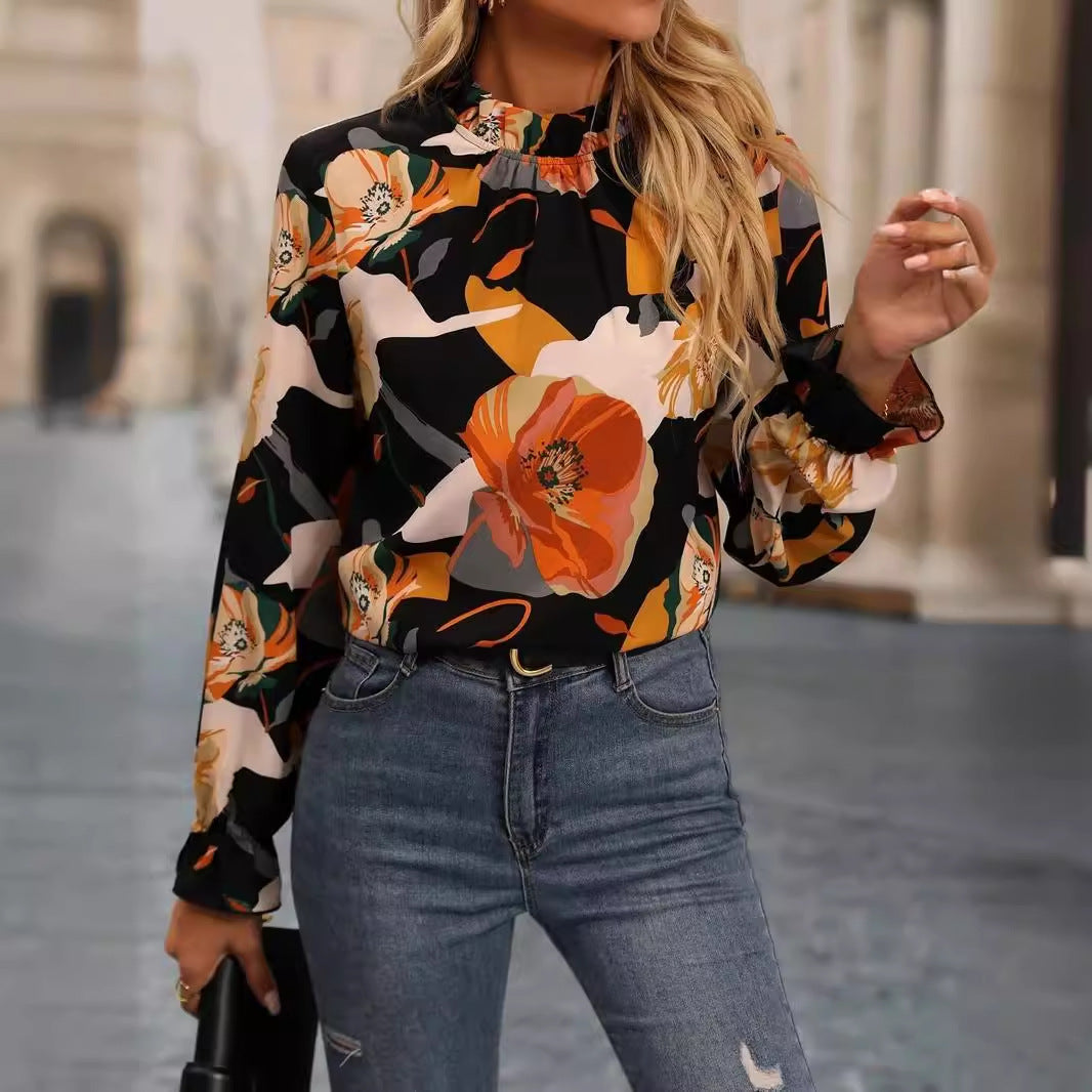 Damebluse med blomsterdesign og elegante flæser Stilla
