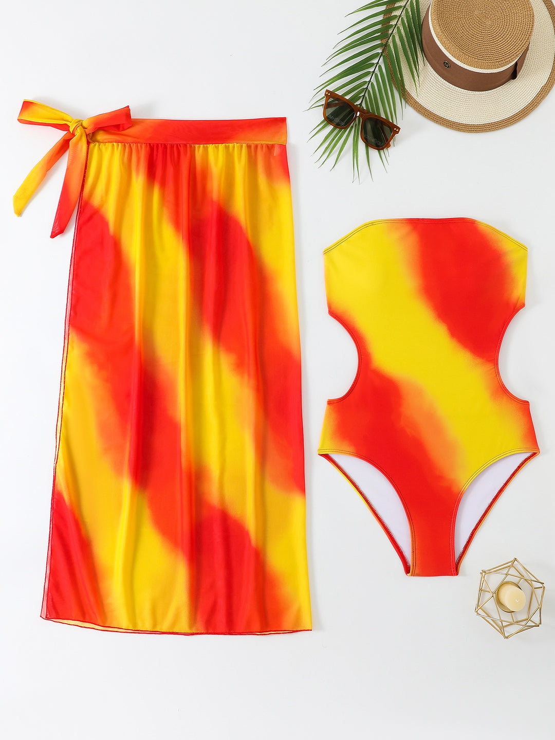 Dame en-delt badedragt med trendy snit og matchende sarong Stilla