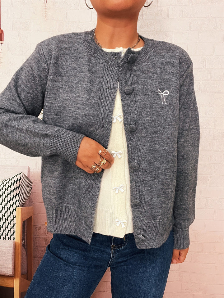 Kvindernes cardigan med legende knapdetaljer og fin tekstur Stilla