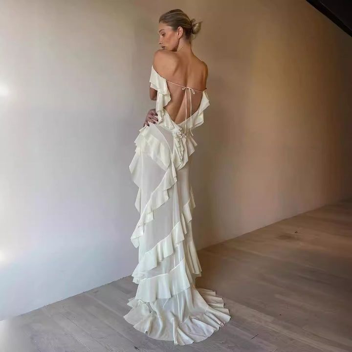 Kvinders aftenkjole med romantiske flæsedetaljer og off-shoulder design