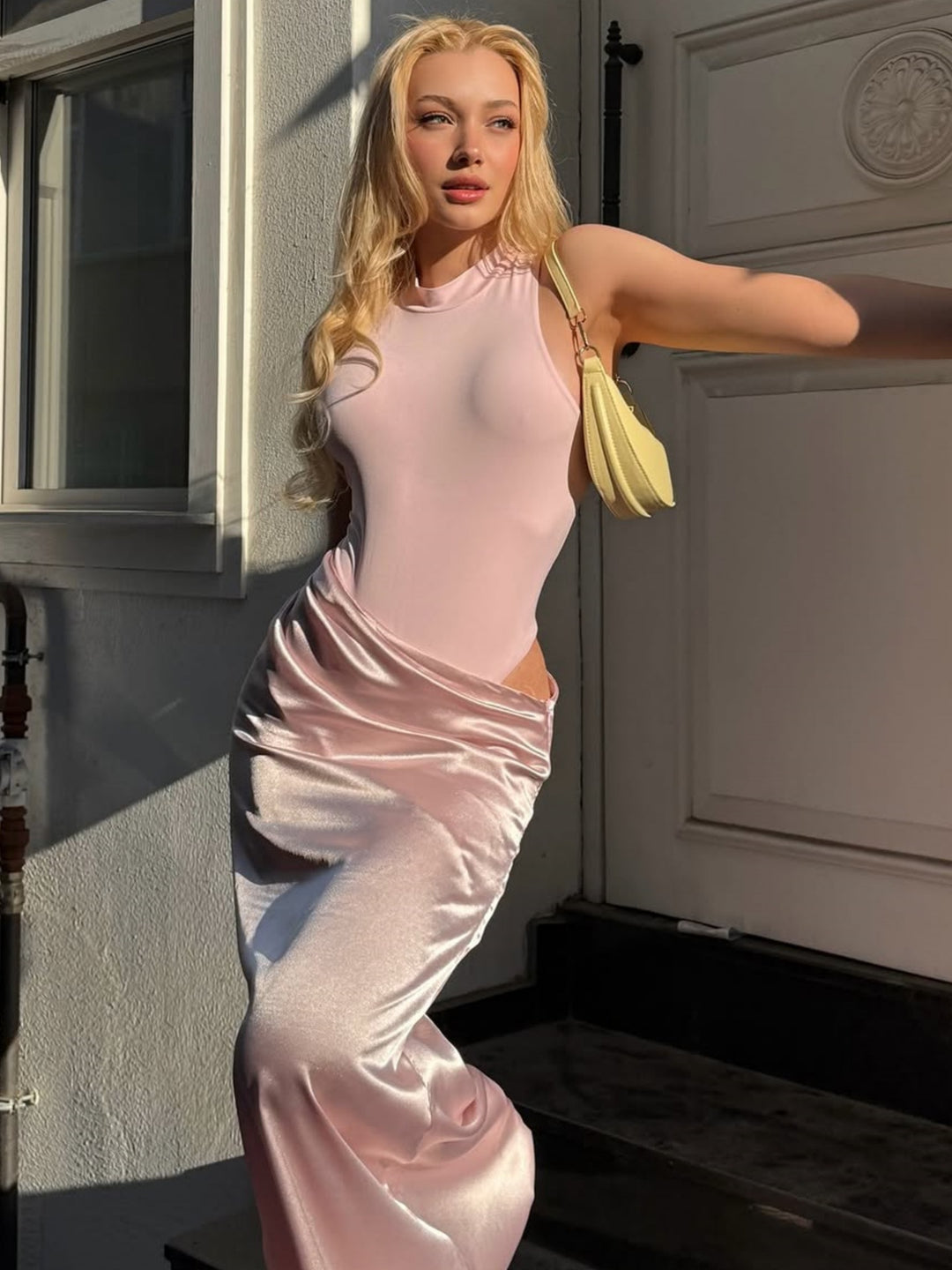 Dame Elegant Maxikjole med figursyet Halterneck og draperet Skirt Skovae