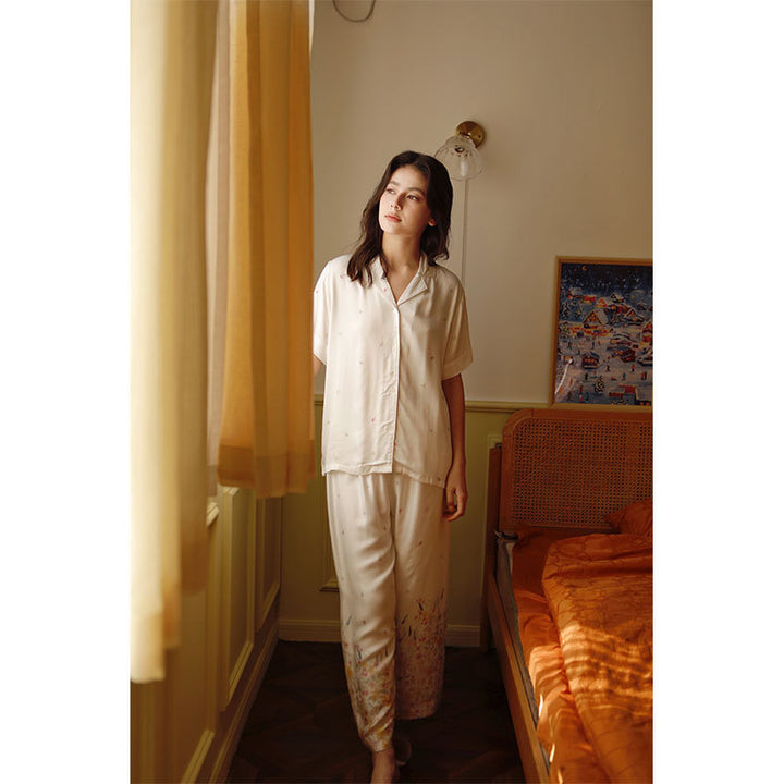 Dame luksuriøst satin pyjamas sæt med elegant knaplukning og floraltryk Stilla
