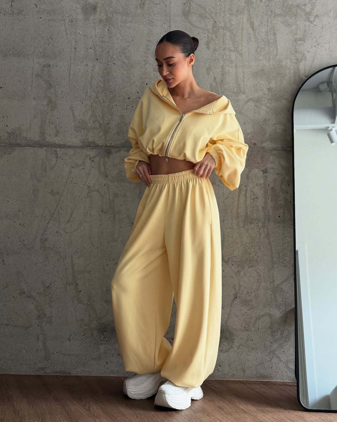 Kvinders afslappede cropped hoodie og bredskåne joggingbukser sæt Stilla