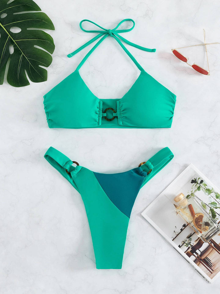 Dame bikini-sæt med moderne haltertop og elegante spændelementer Stilla