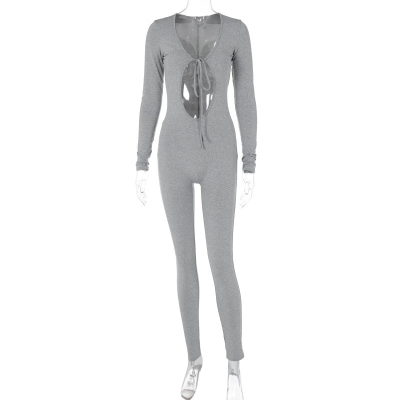 Dame figurbetonet jumpsuit med innovativt cut-out design og lange ærmer Stilla