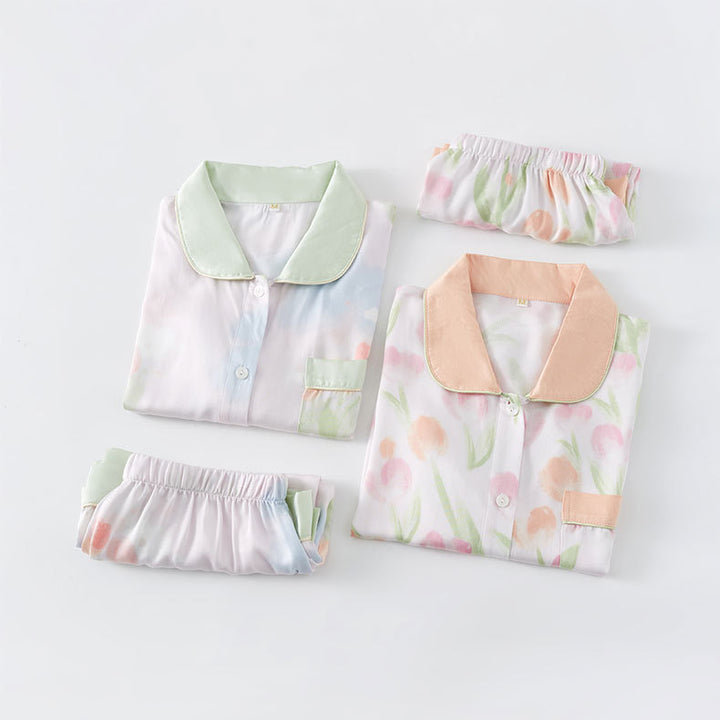 Dame pyjamasæt i luftig, åndbart materiale med blomstermønster og elegant snit Stilla