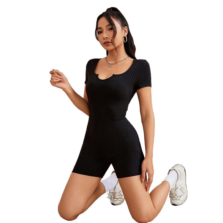 Dame kort overall med elegant V-hals og minimalistisk ribbet struktur Stilla