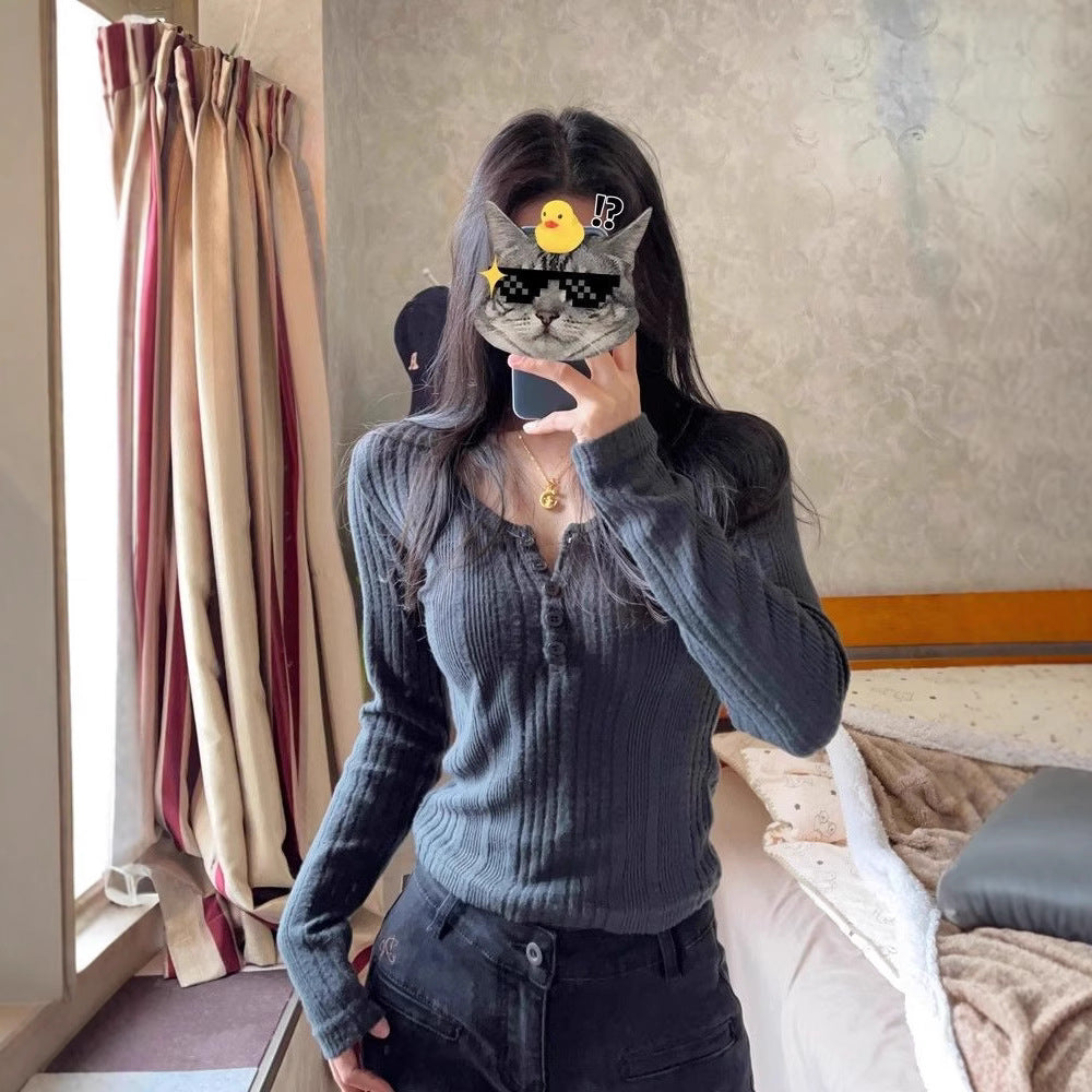 Kvinders tætsiddende langærmet sweater med knopdetaljer Stilla