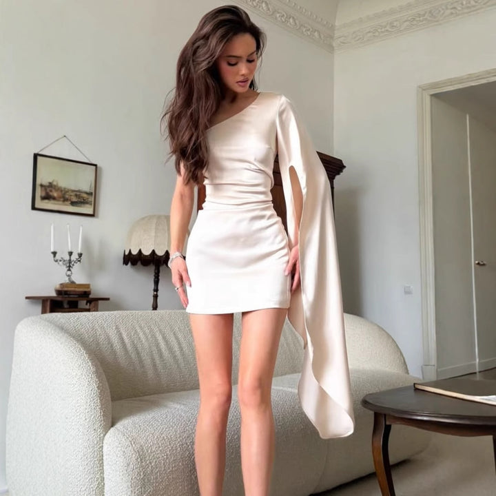 Dame elegant asymmetrisk mini-kjole med lange ærmer og flot satin-finish Stilla