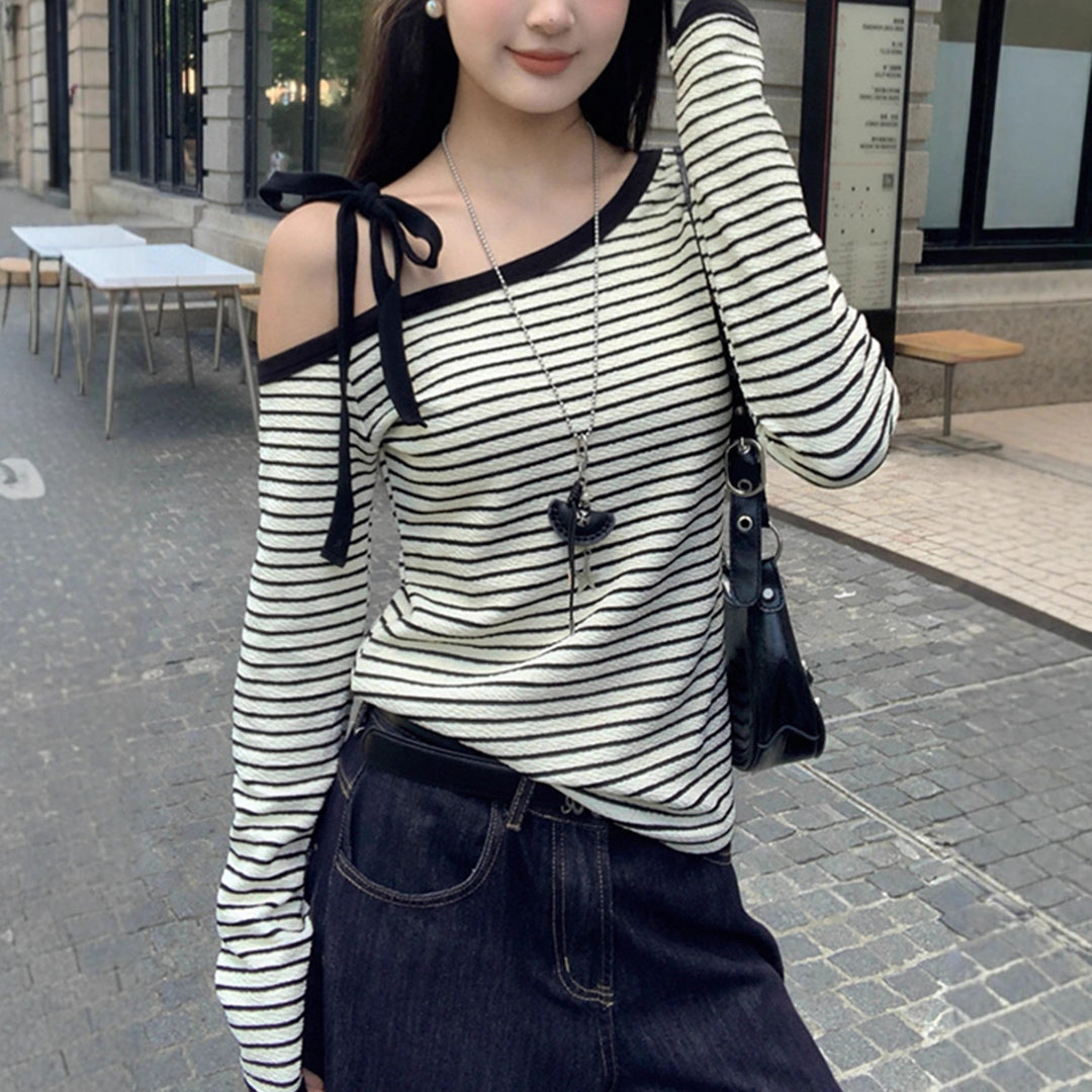 Kvinders off-shoulder langærmet skjorte med stribet design og dekorative bue detaljer Stilla