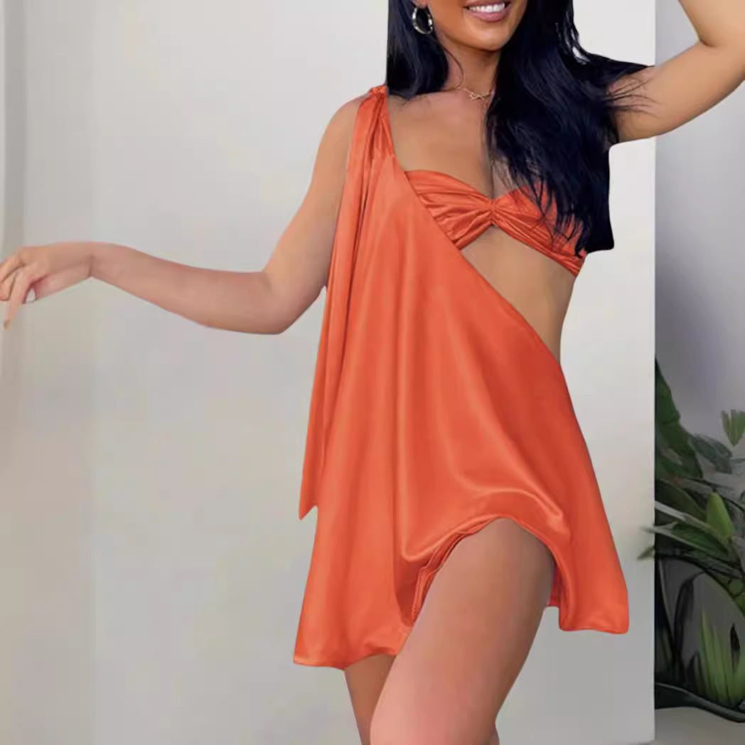 Dame asymmetrisk strandkjole med elegant stropdesign og flydende materiale Stilla