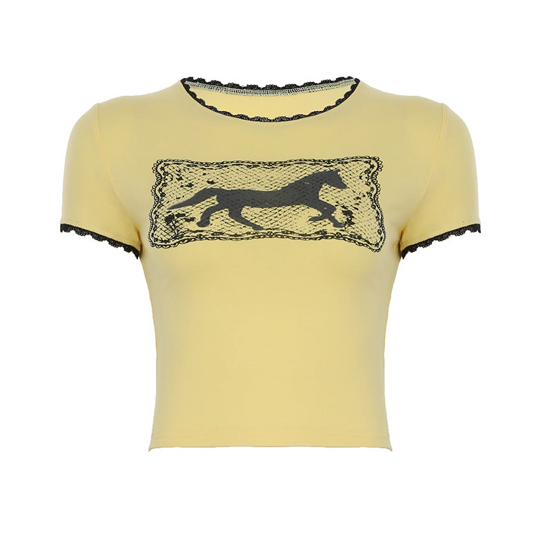 Dame Crop-T-Shirt med raffineret spidsudsmykning og grafisk print Skovae