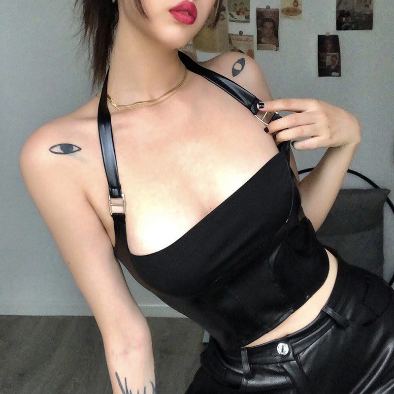 Dame læderlook crop-top med innovativt halterdesign Stilla