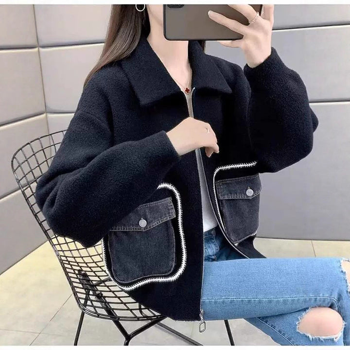 Dame fashionabel yderjakke med iøjnefaldende denimlommer Stilla