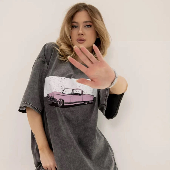 Dame T-shirt i afslappet oversized stil med kreativ biltryk Stilla
