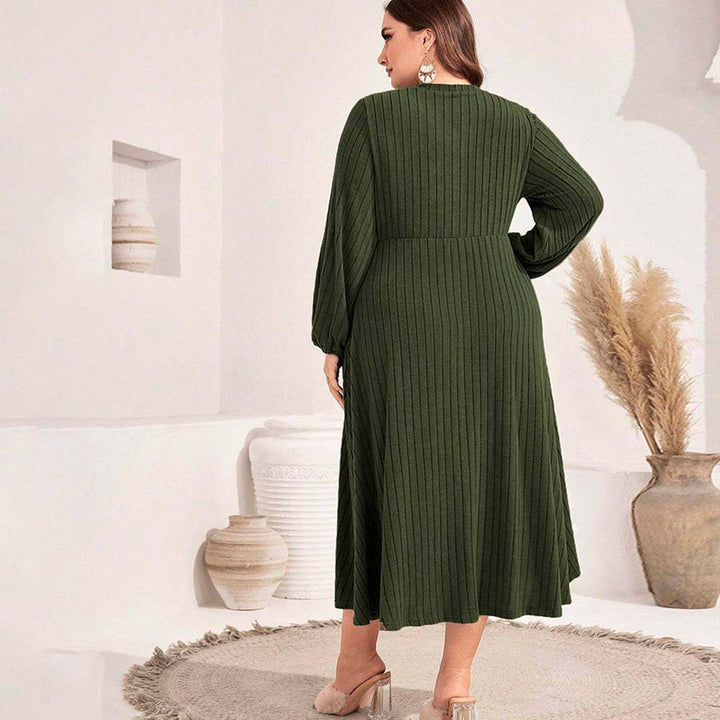 Dame Midi-kjole med elegant knap- og ribstruktur Stilla