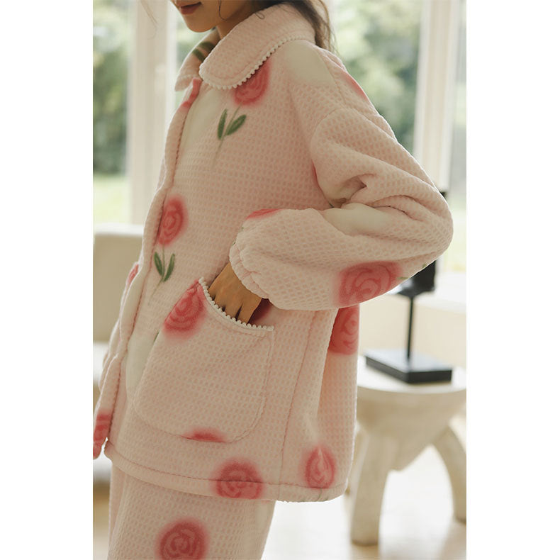 Dame Lækkert Fleece tæppe med blomstret design og praktiske lommer Stilla