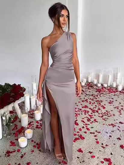 Dame Elegante One-Shoulder Aftenkjole med sidelæg og flydende Satin Stilla