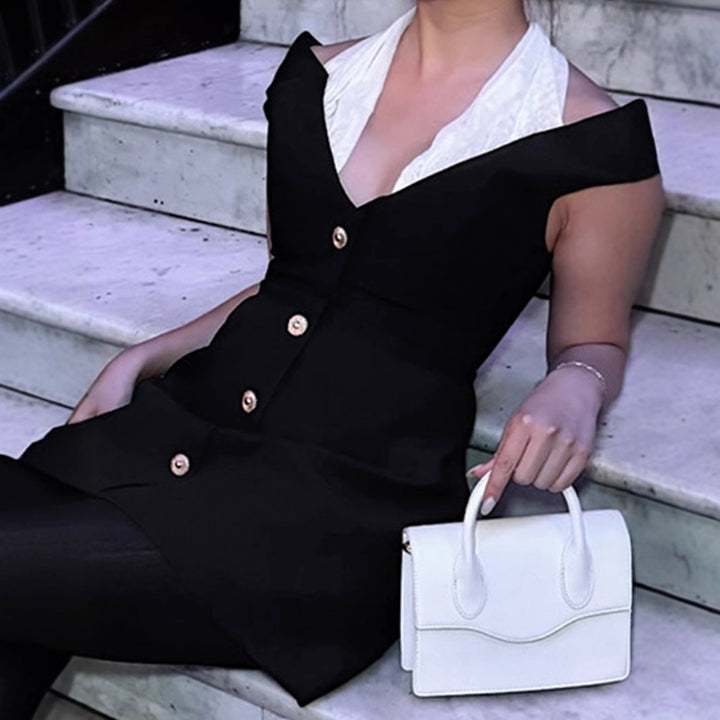 Dame minikjole med smart strapless udskæring og elegant knaplukning Skovae