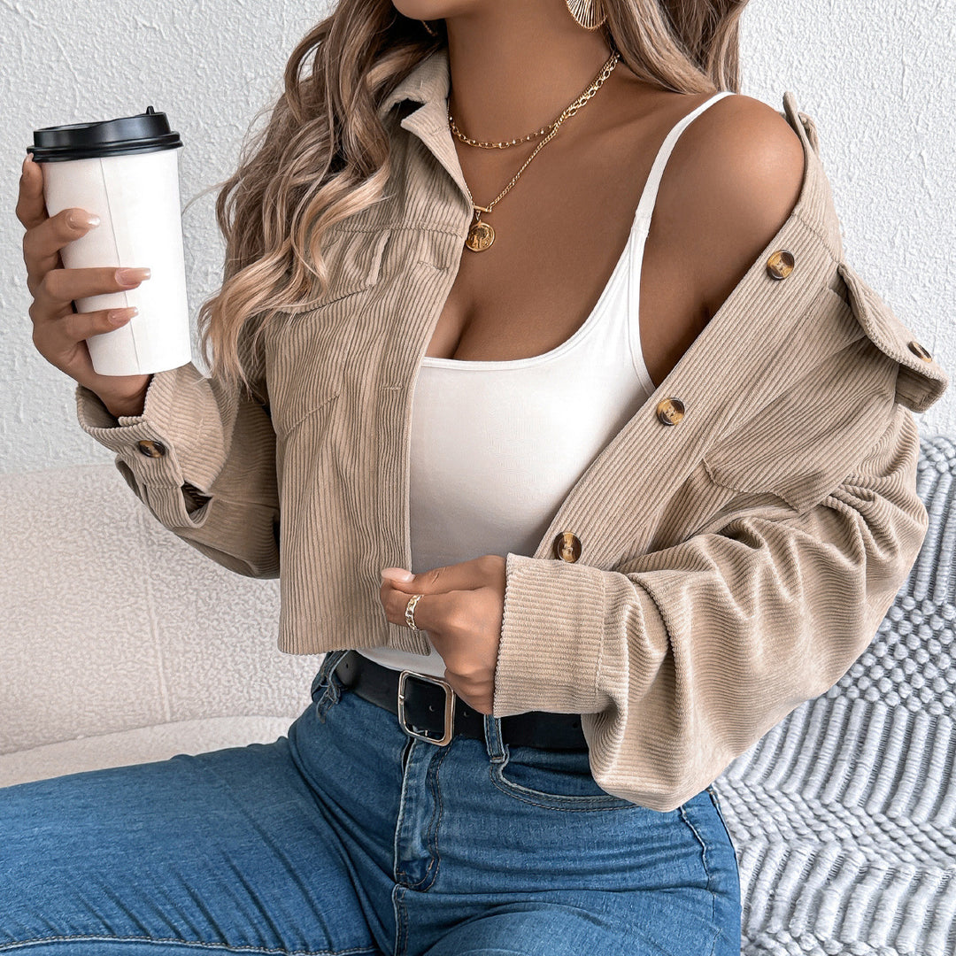 Dame Fashion cropped jakke med knapdetaljer Stilla