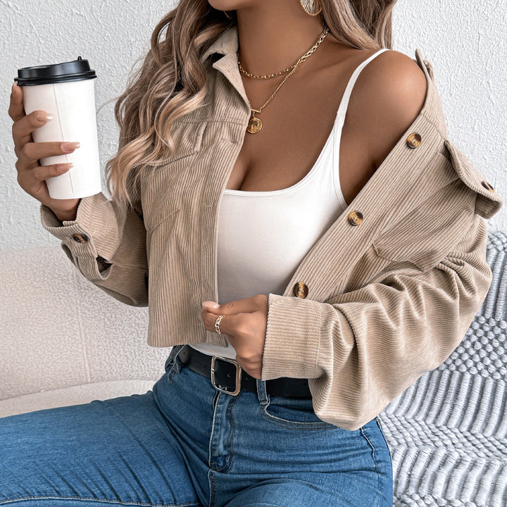 Dame Fashion cropped jakke med knapdetaljer Stilla
