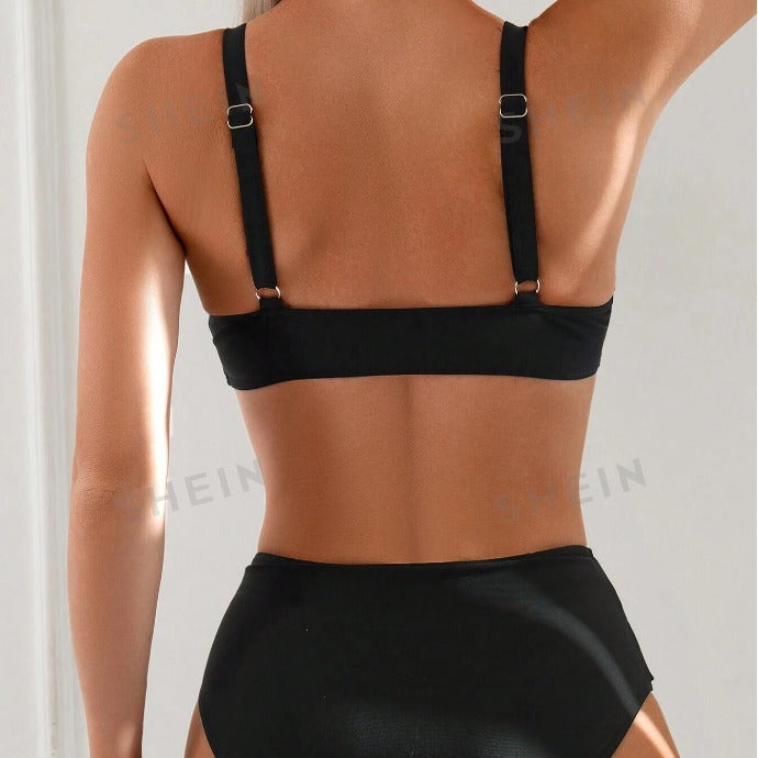 Damehøjskåret bikini med moderne cut-out og gyldne detaljer Stilla