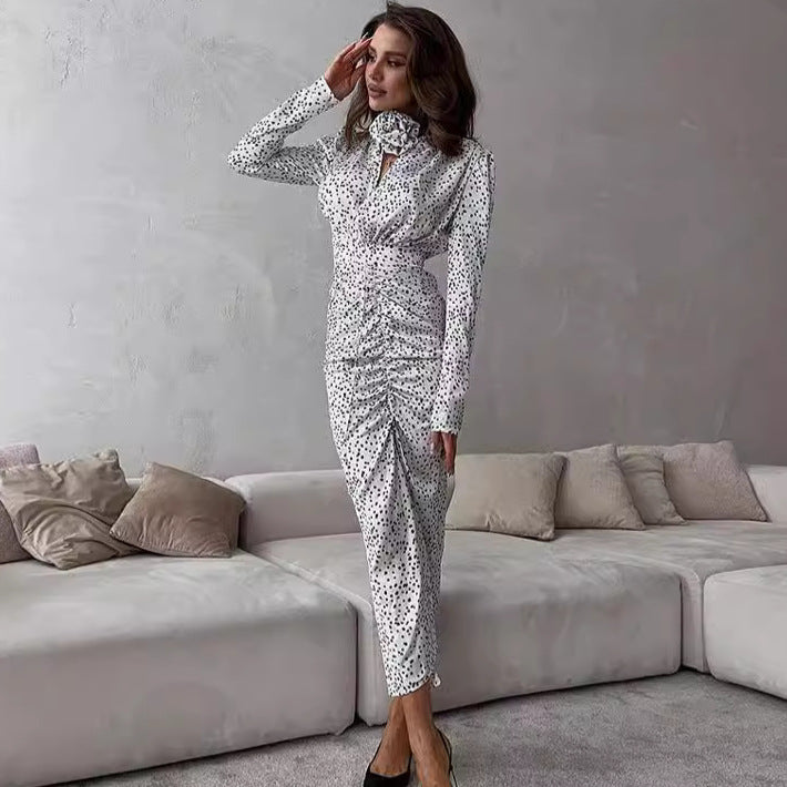 Dame Midi-kjole med elegante flæse detaljer og figursyet silhuet Stilla