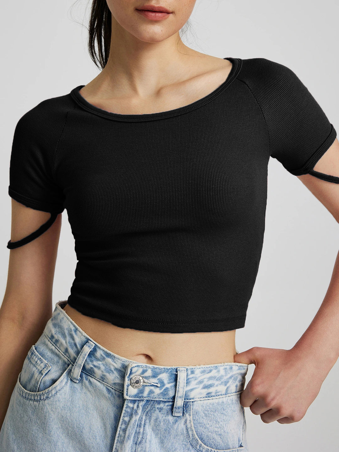 Dame kortærmet tætsiddende crop-top med rund halsudskæring Skovae