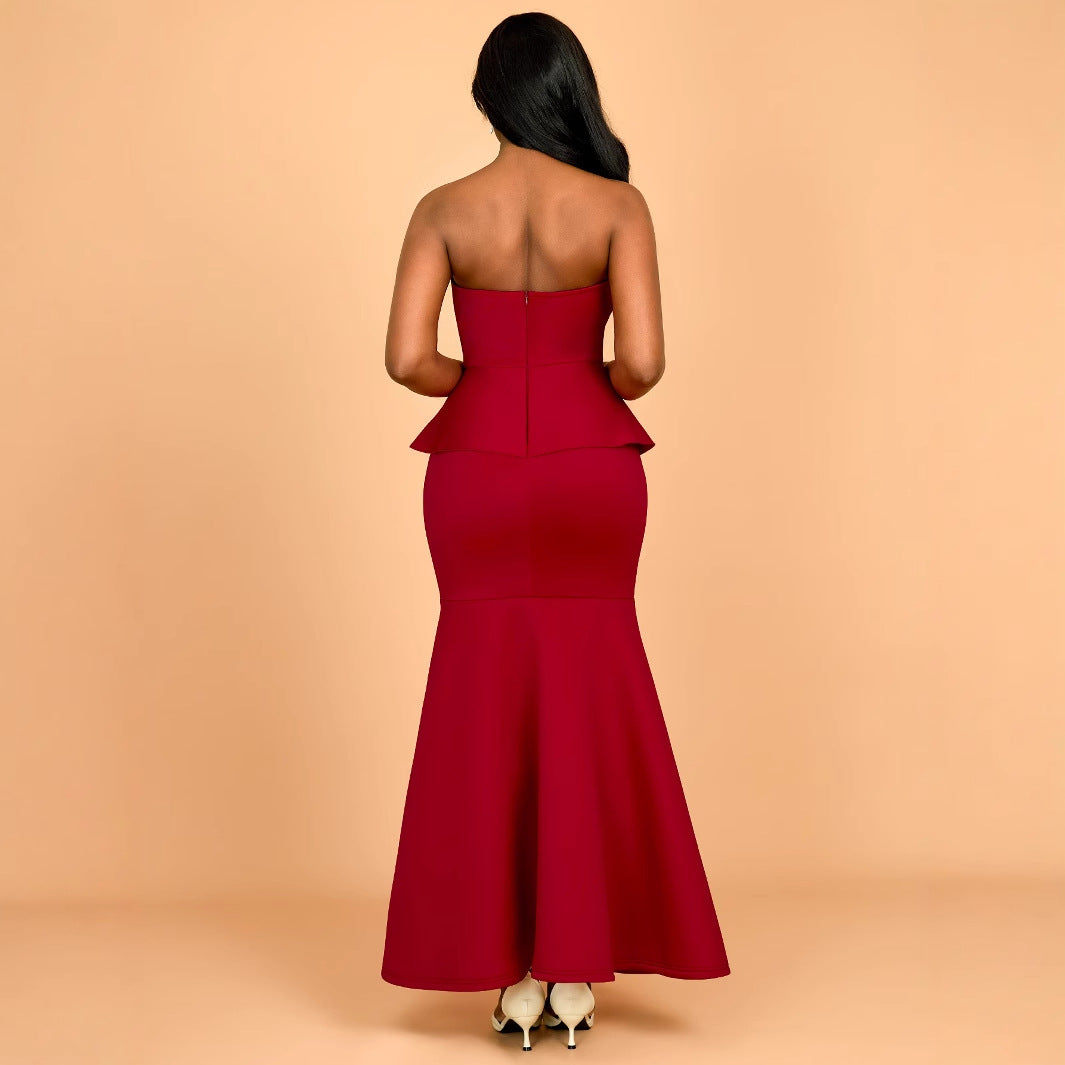 Dame aftenkjole med skinnende detaljer og voluminøs peplum drape