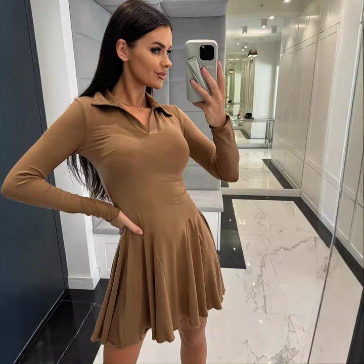 Damekjole med polo-krave og svajende skirt Stilla