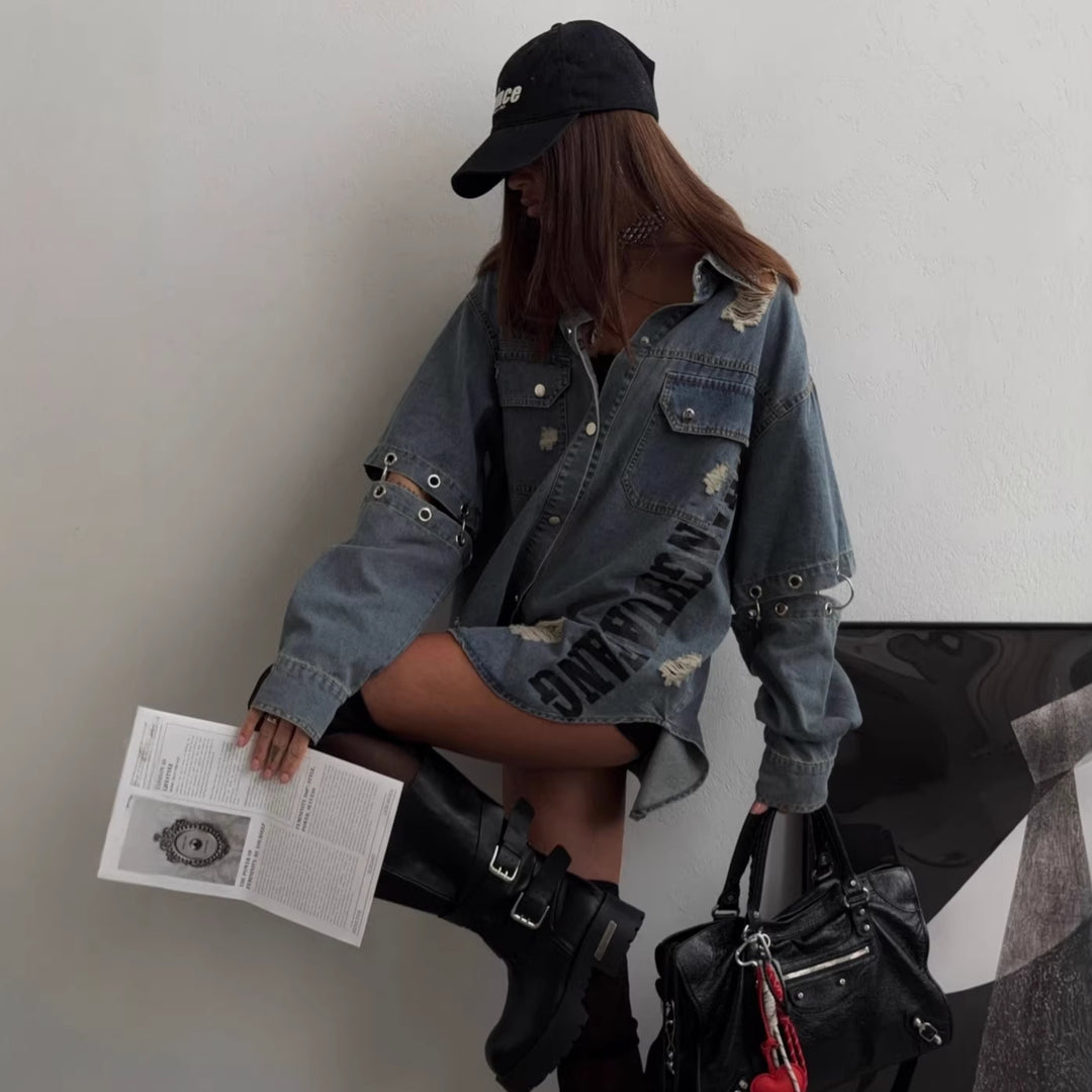 Kvinders oversized denimskjorte med slidte detaljer Stilla
