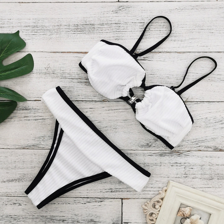 Dame bikini-sæt med elastisk rynkning og dekorative stropper Stilla