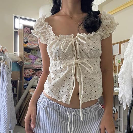 Dame ruffleshirt med lav talje og bindebånd Skovae