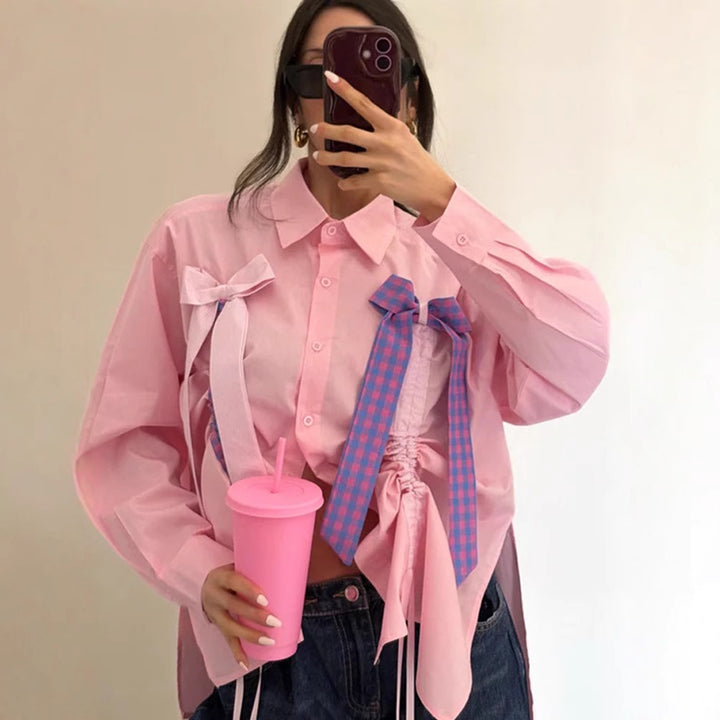 Damebluse med dekorative sløjfer og rynket detalje Stilla