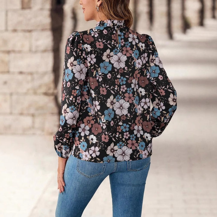 Damebluse med højtstående krave og legende floral-design Stilla