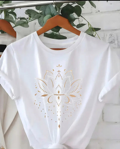 Dame T-shirt med kunstnerisk lotusmotiv og elegant applikation Stilla