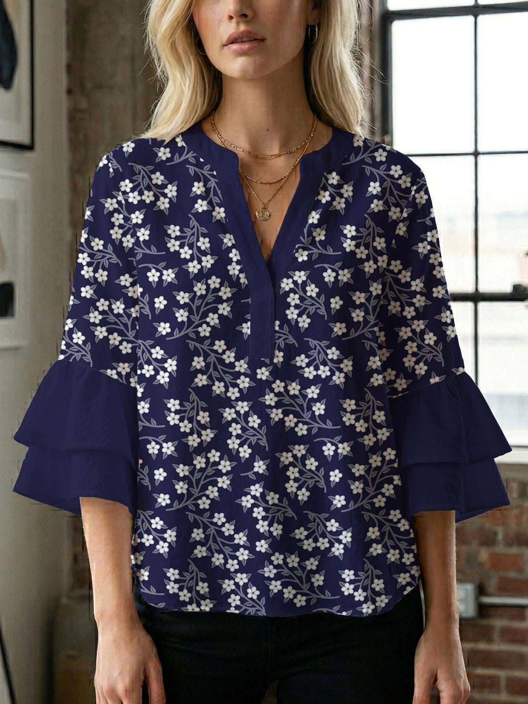 Dame skjorte med voluminøse ærmer og blomsterdesign Skovae