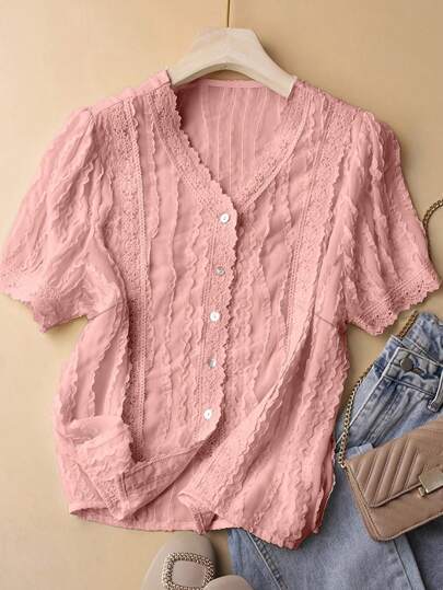 Damebluse med romantiske tafler og filigran knapliste Stilla