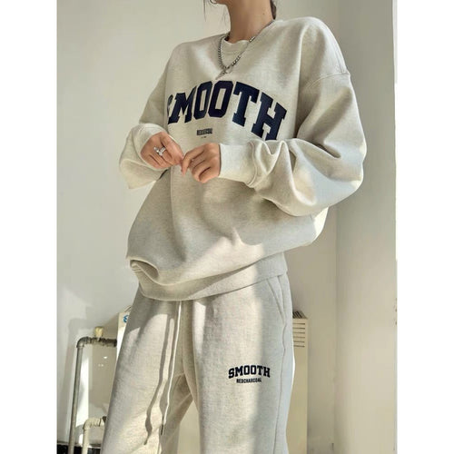 Kvinders sæt med cropped sweatshirt og komfortable joggingbukser Skovae