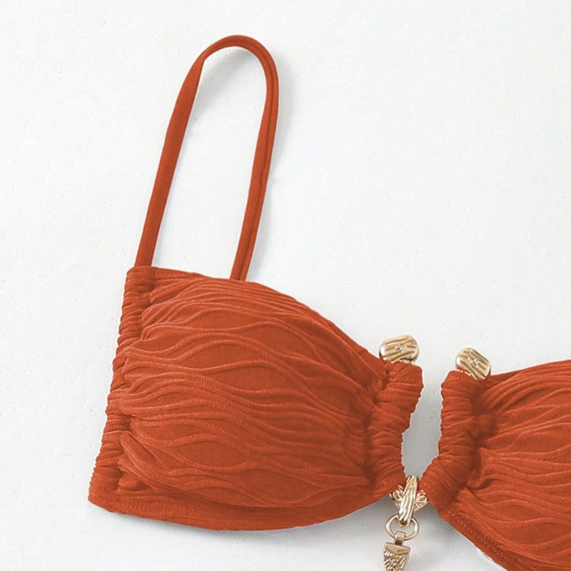 Dame bikini-sæt med struktureret overflade og elegante metalakcenter Stilla