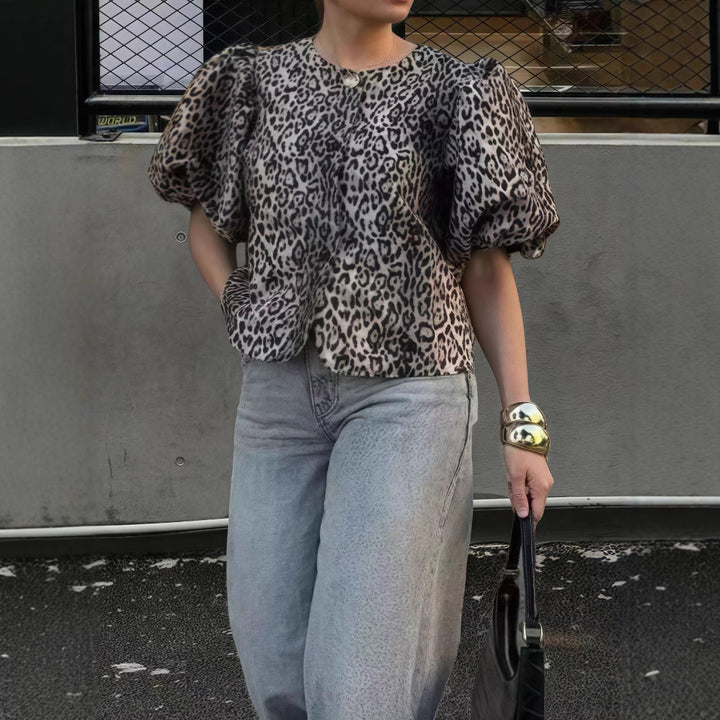 Damebluse med voluminøse puffærmer og leopardmønster Stilla
