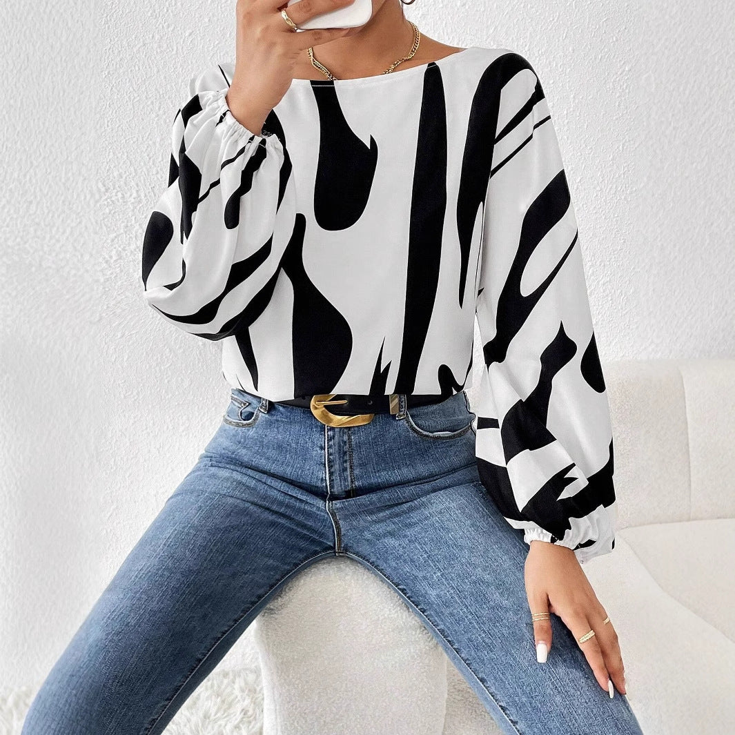 Damebluse med bred pasform og unikt grafikdesign Stilla