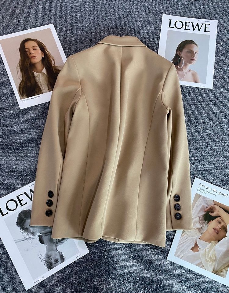 Kvinders elegant blazer med fashionable snit og dekorative knapper Stilla
