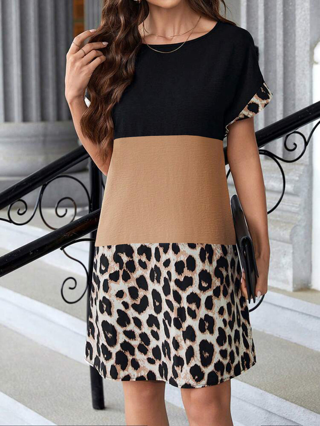 Dame T-shirt kjole med trendy leoprint og afslappet snit Stilla