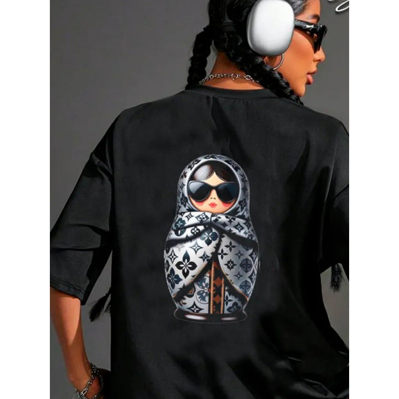 Dame T-shirt med kreativ Matroschka-tryk og afslappet snit Stilla