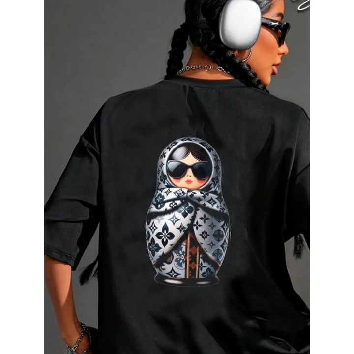 Dame T-shirt med kreativ Matroschka-tryk og afslappet snit Stilla