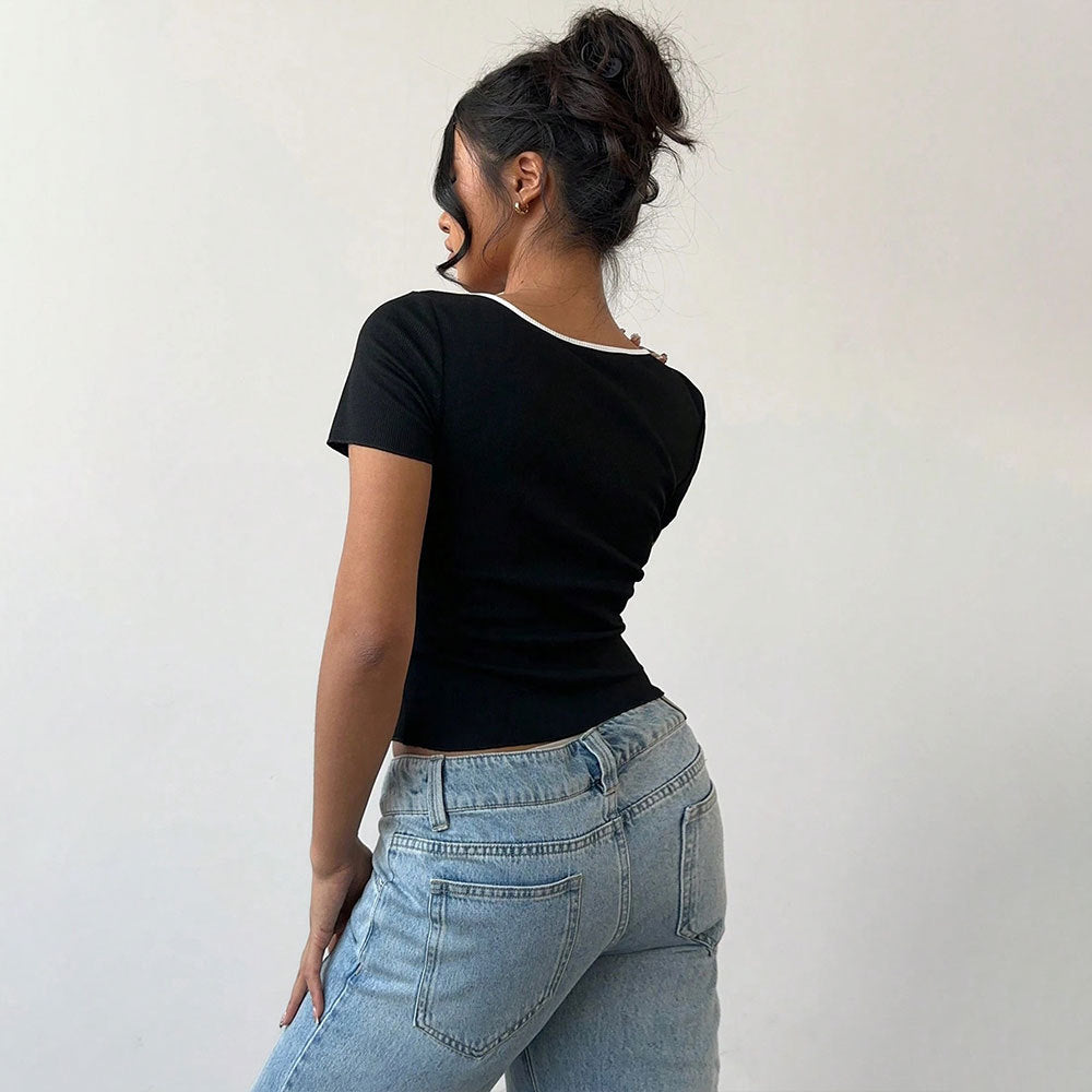 Kvinders cropped top med dekorative sommerfugleknapper og fashionable V-hals Stilla