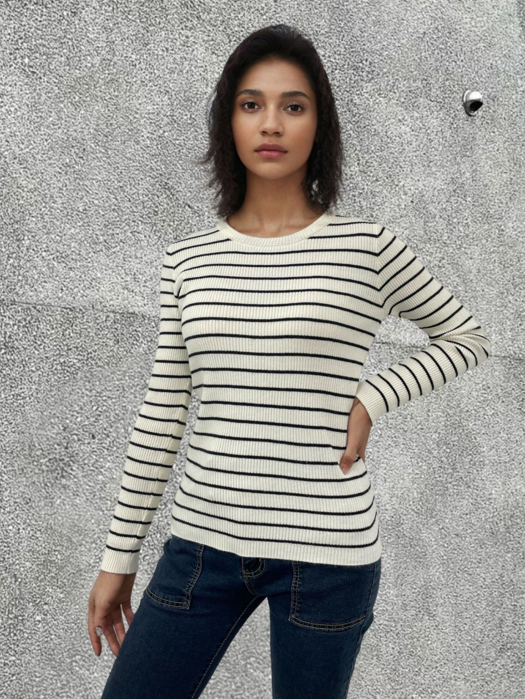 Kvindernes ribbet sweater med stribet design og forlængede ærmer Stilla